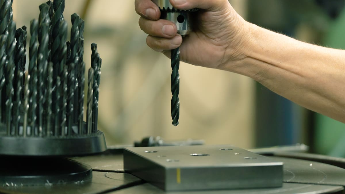 藤田電機を守り続けてきた"50年の経験"が宿る作業員の手