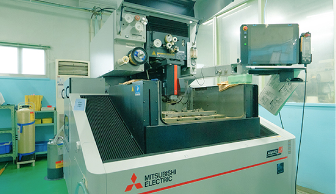 ワイヤー放電加工機